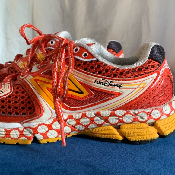 Women's New Balance Run Disney Minnie Mouse Running Shoes - Picture 10 of 12